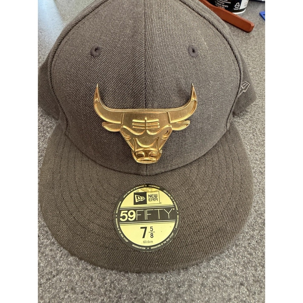 New Era 59FIFTY Chicago Bulls Metal Badge Gold Logo Fitted Hat 7 5/8 NBA